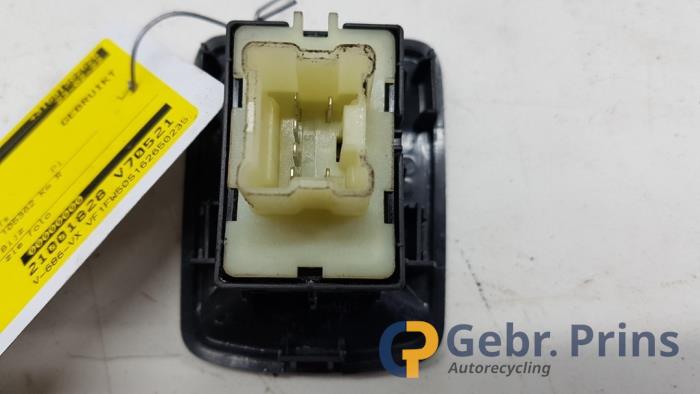 Usados Interruptor de ventanilla eléctrica Renault Kangoo Express (FW) 1.5 dCi 75 FAP Precio € 12,10 IVA incluido ofrecido por Autorec. Gebr. Prins b.v.
