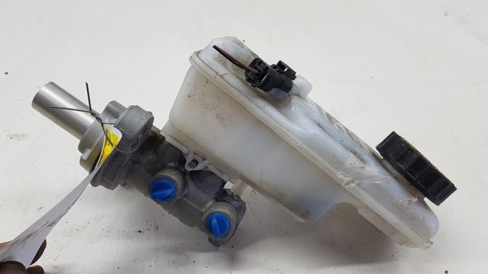 Master cylinder from a Renault Kangoo Express (FW) 1.5 dCi 75 FAP 2019