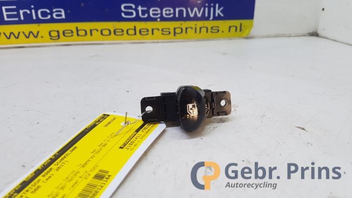 Usados Interruptor de ventanilla eléctrica Fiat 500 (312) 0.9 TwinAir 80 Precio € 10,00 Norma de margen ofrecido por Autorec. Gebr. Prins b.v.