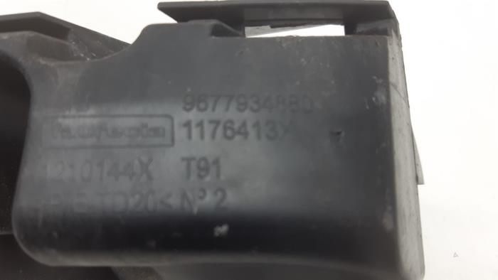 Rear bumper bracket, left from a Peugeot 308 (L3/L8/LB/LH/LP) 1.6 BlueHDi 120 2014