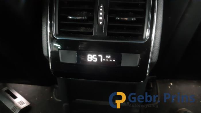 Używane Zegar Skoda Superb Combi (3V5) 2.0 TDI Cena € 50,00 Procedura marży oferowane przez Autorec. Gebr. Prins b.v.