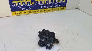 Gebrauchte Schließmechanik Heckklappe Nissan Micra (K14) 1.0 IG-T 100 Preis € 20,00 Margenregelung angeboten von Autorec. Gebr. Prins b.v.