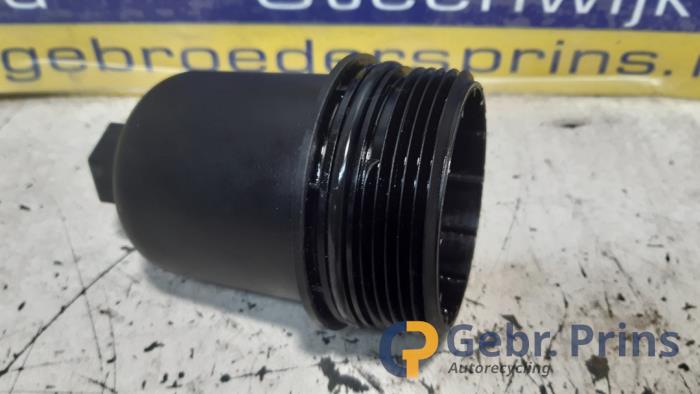 Gebrauchte Ölfilter Deckel Peugeot 206 (2A/C/H/J/S) 1.4 XR,XS,XT,Gentry Preis € 20,00 Margenregelung angeboten von Autorec. Gebr. Prins b.v.