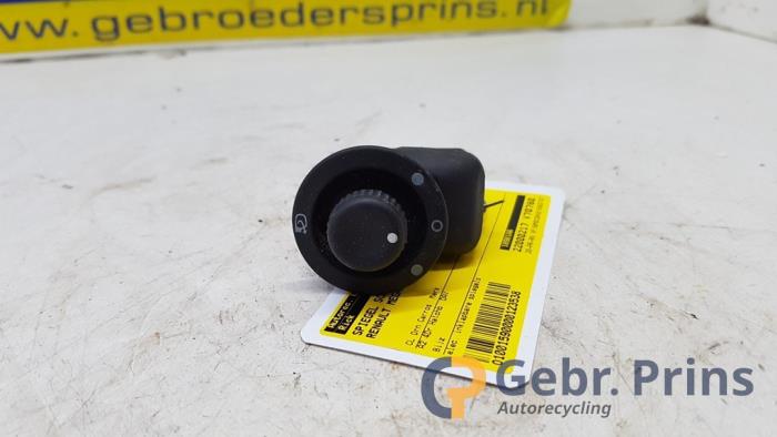 Używane Przelacznik lusterka Renault Megane II (BM/CM) 1.6 16V Cena € 20,00 Procedura marży oferowane przez Autorec. Gebr. Prins b.v.