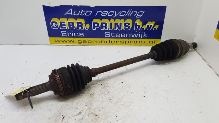 Front drive shaft, left from a Toyota Yaris (P1) 1.0 16V VVT-i 2000