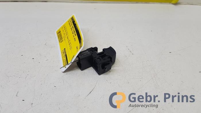 Usados Interruptor de ventanilla eléctrica Mitsubishi Space Star (A0) 1.0 12V Precio € 5,00 Norma de margen ofrecido por Autorec. Gebr. Prins b.v.