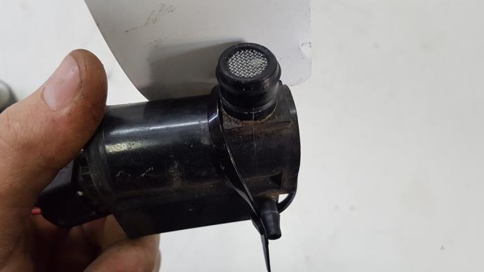 Windscreen washer pump from a Kia Rio III (UB) 1.1 CRDi VGT 12V 2012