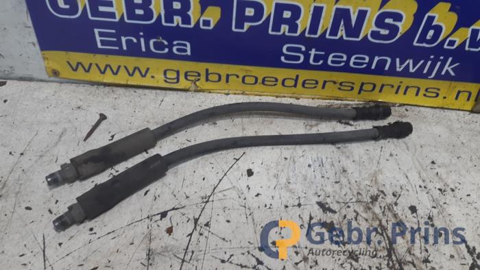 Używane Przewód hamulcowy tyl Mercedes Vito (639.6) 2.2 116 CDI 16V Euro 5 Cena € 20,00 Procedura marży oferowane przez Autorec. Gebr. Prins b.v.