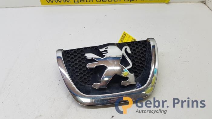 Gebrauchte Emblem Peugeot Partner Tepee (7A/B/C/D/E/F/G/J/P/S) 1.6 16V Phase 1 Preis € 15,00 Margenregelung angeboten von Autorec. Gebr. Prins b.v.