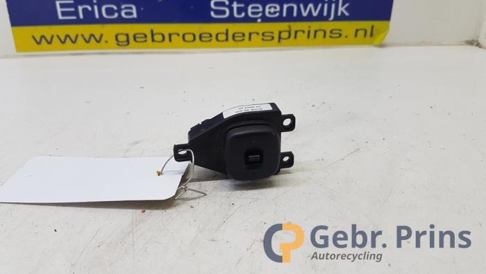 Używane Przelacznik lusterka Mazda 3 (BK12) 1.6i 16V Cena € 10,00 Procedura marży oferowane przez Autorec. Gebr. Prins b.v.