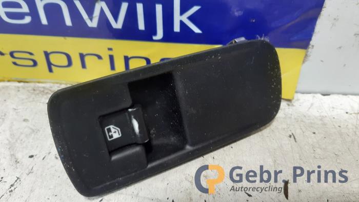 Usados Interruptor de ventanilla eléctrica Alfa Romeo MiTo (955) 1.3 JTDm 16V Eco Precio € 10,00 Norma de margen ofrecido por Autorec. Gebr. Prins b.v.
