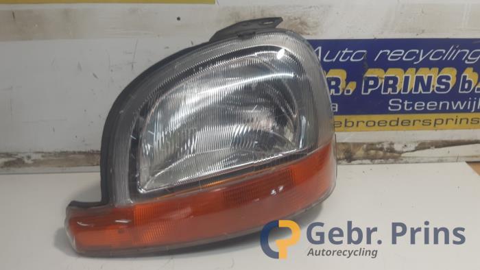 Używane Reflektor lewy Renault Kangoo Express (FC) 1.5 dCi 80 Cena € 25,00 Procedura marży oferowane przez Autorec. Gebr. Prins b.v.