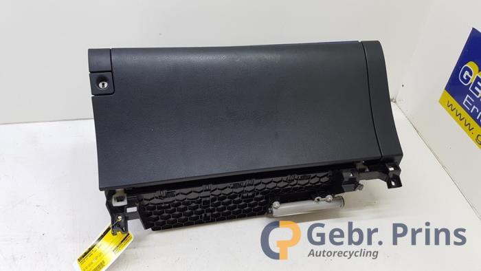 Gebrauchte Handschuhfach Lexus CT 200h 1.8 16V Preis € 75,00 Margenregelung angeboten von Autorec. Gebr. Prins b.v.