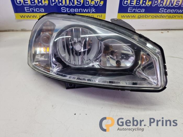 Używane Reflektor prawy Lada Kalina (1118) 1.4 16V Cena € 30,00 Procedura marży oferowane przez Autorec. Gebr. Prins b.v.