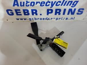 Usagé Tendeur de ceinture droit Opel Corsa D 1.2 16V Prix € 50,00 Règlement à la marge proposé par Autorec. Gebr. Prins b.v.