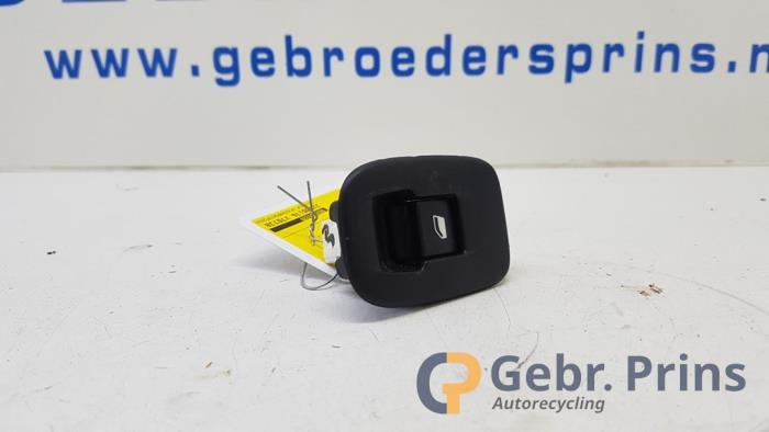 Usados Interruptor de ventanilla eléctrica Peugeot 208 I (CA/CC/CK/CL) 1.2 12V e-THP PureTech 110 Precio € 10,00 Norma de margen ofrecido por Autorec. Gebr. Prins b.v.