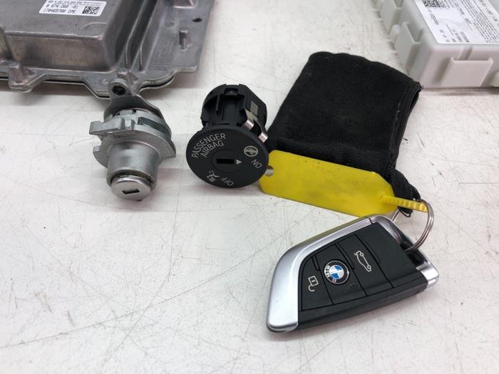 Ignition lock + computer from a BMW 2 serie Gran Tourer (F46) 218i 1.5 TwinPower Turbo 12V 2016