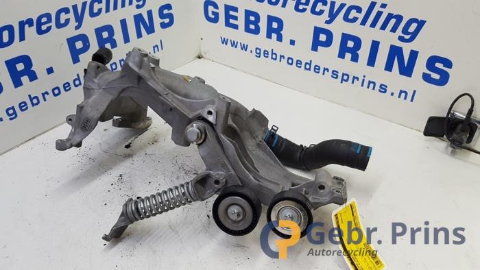 Usagé Support dynamo bas Mercedes A (W176) 1.8 A-180 CDI 16V Autom. Prix € 40,00 Règlement à la marge proposé par Autorec. Gebr. Prins b.v.