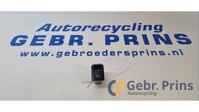 Usados Interruptor de ventanilla eléctrica Mercedes CLA (117.3) 2.2 CLA-220 CDI, 220 d 16V Precio € 10,00 Norma de margen ofrecido por Autorec. Gebr. Prins b.v.