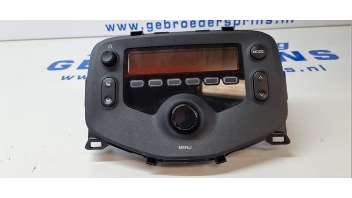Radio from a Toyota Aygo (B40) 1.0 12V VVT-i 2020