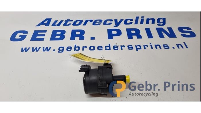 Begagnade Extra vattenpump Renault Twingo III (AH) 0.9 Energy TCE 90 12V Pris € 20,00 Marginaltabell erbjuds av Autorec. Gebr. Prins b.v.