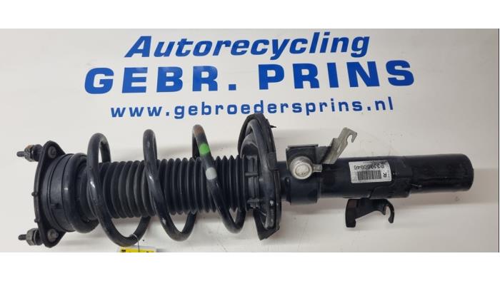 Front shock absorber rod, right from a Volvo V40 (MV) 1.5 T3 16V Geartronic 2019