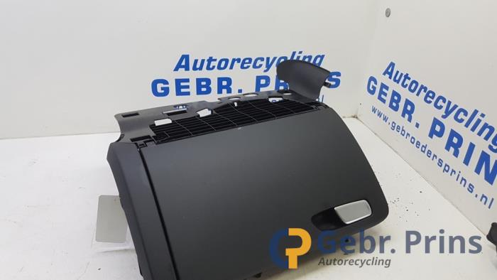 Begagnade Handskfack Audi A4 Avant (B8) 2.0 TDI 16V Pris € 30,00 Marginaltabell erbjuds av Autorec. Gebr. Prins b.v.