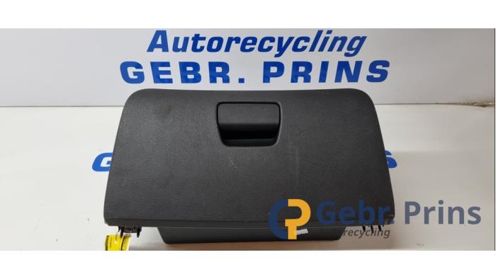 Begagnade Handskfack Opel Karl 1.0 12V Pris € 25,00 Marginaltabell erbjuds av Autorec. Gebr. Prins b.v.