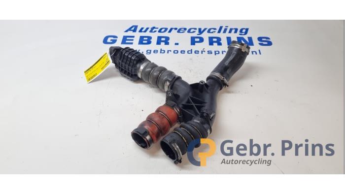 Gebrauchte Intercooler Schlauch Peugeot 208 I (CA/CC/CK/CL) 1.6 e-HDi FAP Preis € 25,00 Margenregelung angeboten von Autorec. Gebr. Prins b.v.