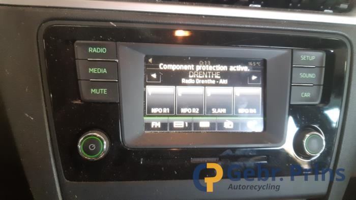 Używane Radio Skoda Rapid 1.2 TSI 16V Cena € 200,00 Procedura marży oferowane przez Autorec. Gebr. Prins b.v.