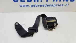 Begagnade Bakre säkerhetsbälte, höger Peugeot 207 CC (WB) 1.6 16V Pris € 25,00 Marginaltabell erbjuds av Autorec. Gebr. Prins b.v.