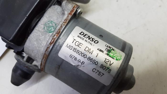 Front wiper motor from a Fiat 500 (312) 0.9 TwinAir 85 2020