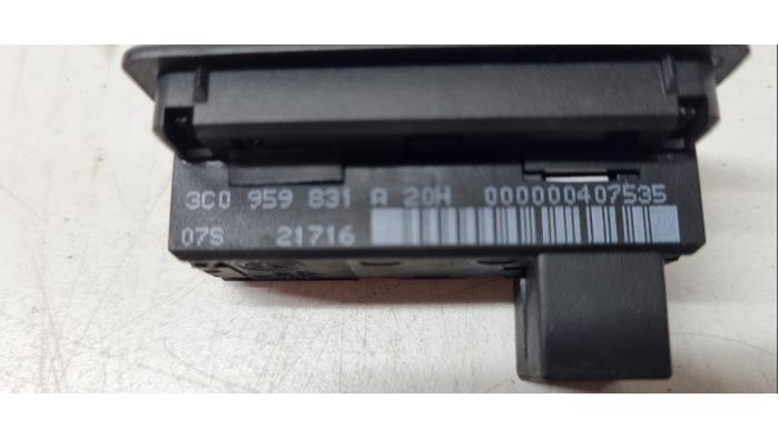 Schalter Heckklappe van een Skoda Superb Combi (3V5) 1.4 TSI 16V 2016