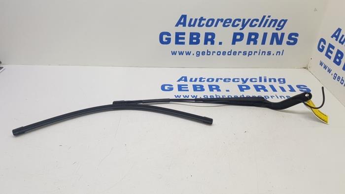 Front wiper arm from a Mercedes-Benz Sprinter 3,5t (906.73) 319 CDI V6 24V 2021