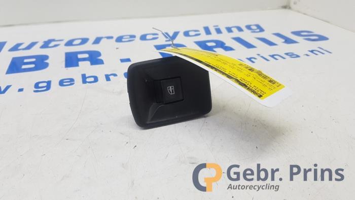 Usados Interruptor de ventanilla eléctrica Dacia Lodgy (JS/SD0J) 1.6 Sce 100 16V Precio € 10,00 Norma de margen ofrecido por Autorec. Gebr. Prins b.v.