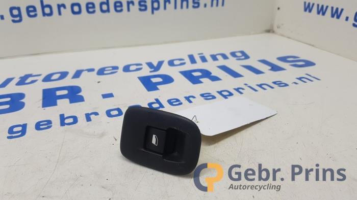 Usados Interruptor de ventanilla eléctrica Peugeot 2008 (CU) 1.6 VTI 16V Precio € 10,00 Norma de margen ofrecido por Autorec. Gebr. Prins b.v.