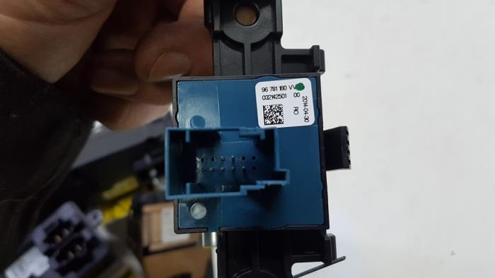 Parking brake switch from a Citroën C4 Picasso (3D/3E) 1.6 e-HDi 115 2014
