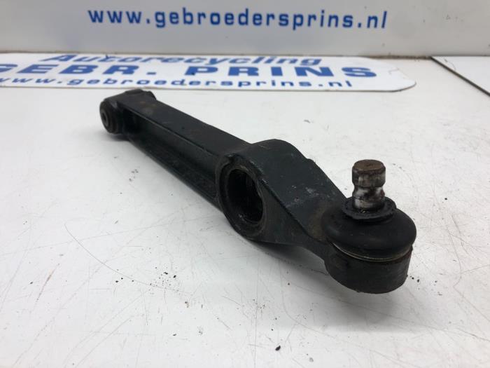 Front lower wishbone, right from a Opel Agila (A) 1.0 12V 2000
