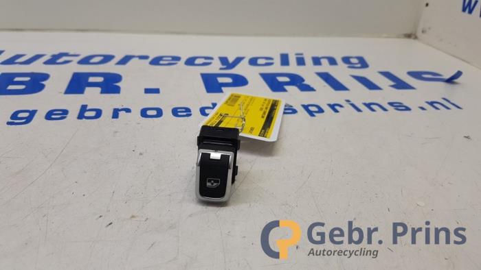 Usados Interruptor de ventanilla eléctrica Audi Q2 (GAB/GAG) 1.0 30 TFSI 12V Precio € 10,00 Norma de margen ofrecido por Autorec. Gebr. Prins b.v.