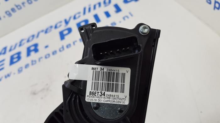 Accelerator pedal from a Peugeot 3008 II (M4/MC/MJ/MR) 1.2 12V e-THP PureTech 130 2018
