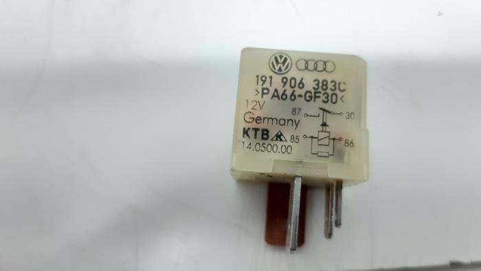 Fuel pump relay from a Audi TT Roadster (8N9) 1.8 20V Turbo 2000