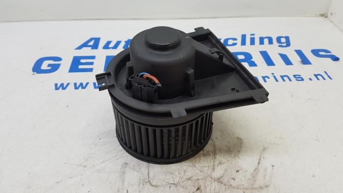 Heating and ventilation fan motor from a Audi TT Roadster (8N9) 1.8 20V Turbo 2000