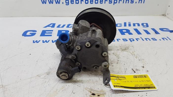 Power steering pump from a BMW 3 serie (E93) 330d 24V 2010