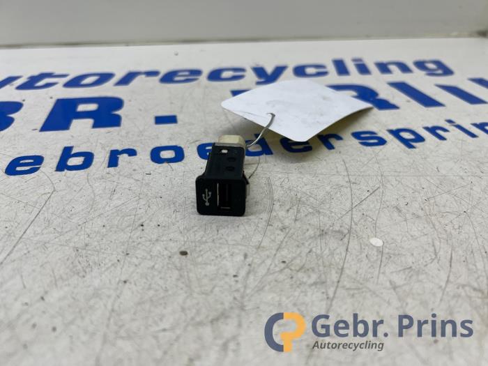 Używane Wtyczka USB BMW 5 serie (F10) 523i 24V Cena € 20,00 Procedura marży oferowane przez Autorec. Gebr. Prins b.v.