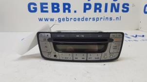 Usados Reproductor de CD y radio Peugeot 107 1.0 12V Precio € 50,00 Norma de margen ofrecido por Autorec. Gebr. Prins b.v.