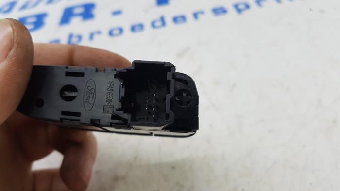 ESP Schalter van een Ford Focus 3 Wagon 1.6 TDCi ECOnetic 2013