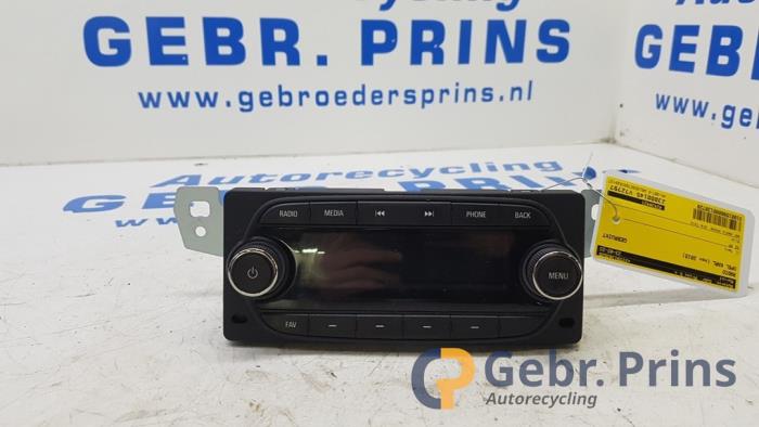 Używane Radio Opel Karl 1.0 12V Cena € 75,00 Procedura marży oferowane przez Autorec. Gebr. Prins b.v.
