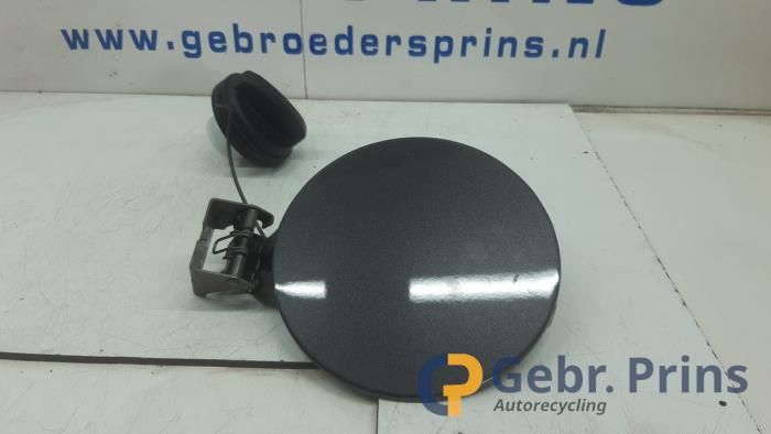 Begagnade Tanklucka Opel Karl 1.0 12V Pris € 25,00 Marginaltabell erbjuds av Autorec. Gebr. Prins b.v.