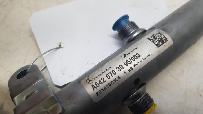 Fuel injector nozzle from a Mercedes-Benz Sprinter 3,5t (906.73) 319 CDI V6 24V 2021