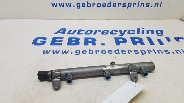 Fuel injector nozzle from a Mercedes-Benz Sprinter 3,5t (906.73) 319 CDI V6 24V 2021